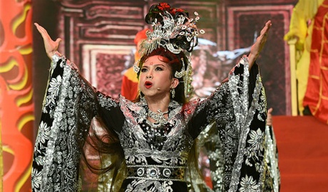 Con gai nuoi NSUT Kim Tu Long xuat than khi hat cai luong hinh anh
