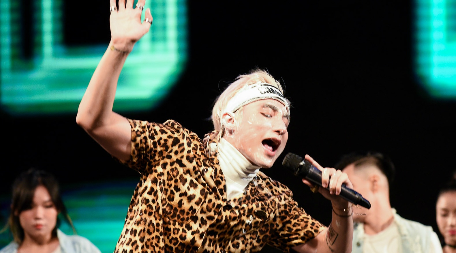 Son Tung M-TP - Con mua ngang qua hinh anh