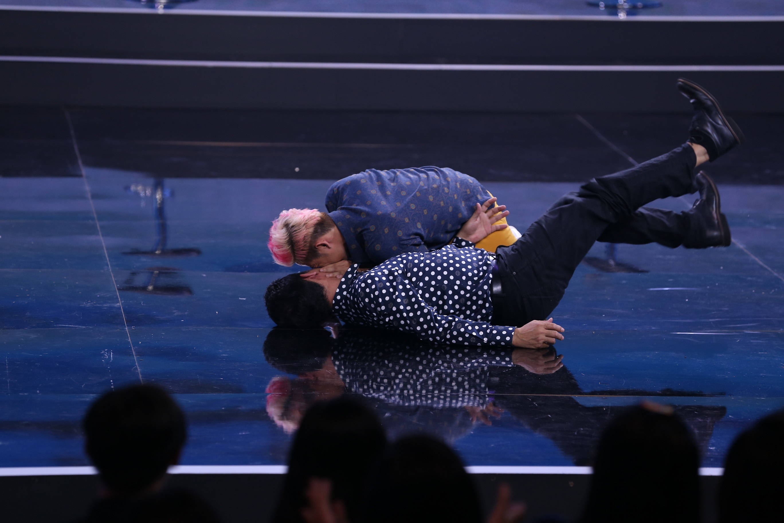 Tap 1 Bi mat dem chu nhat 2016 anh 3