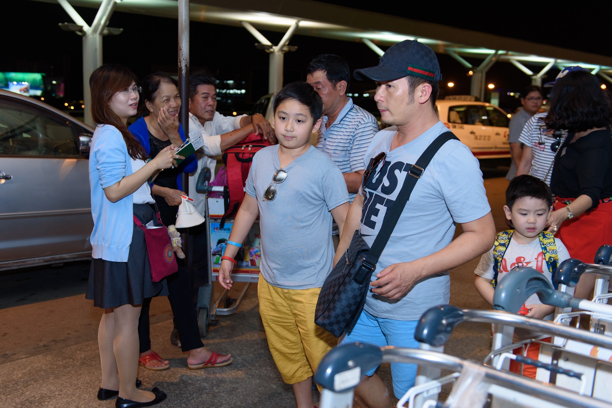 Bang Kieu va 3 con trai anh 1