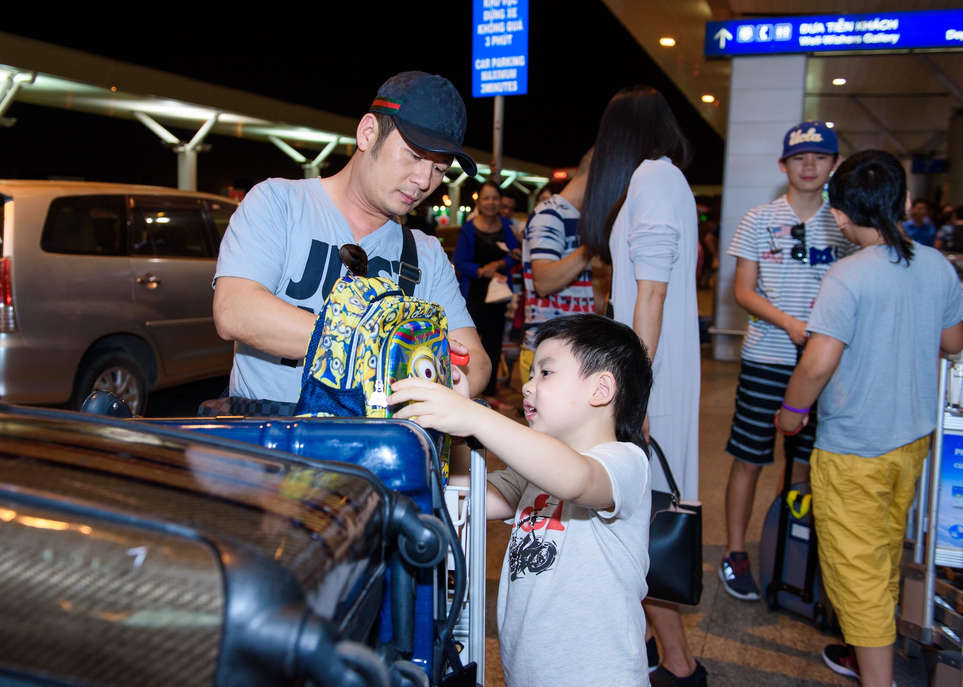 Bang Kieu va 3 con trai anh 4