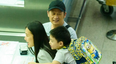 Bang Kieu - Duong My Linh dua 3 con trai ve My luc nua dem hinh anh