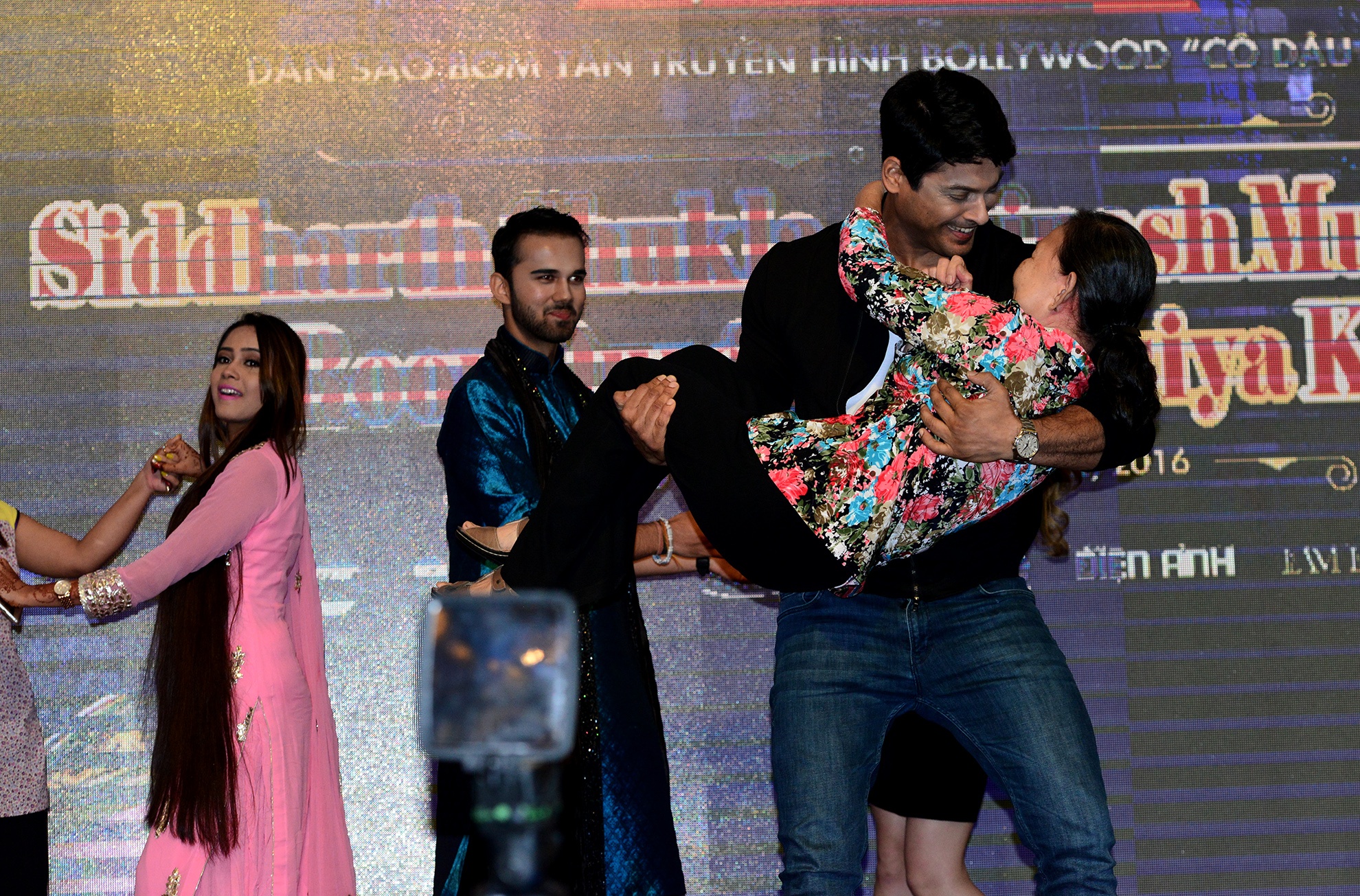 Fan lon tuoi om hon chong Anandi phim 'Co dau 8 tuoi' hinh anh