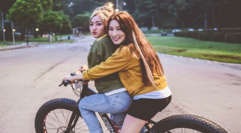 MV moi cua Karik 'de doa' nhom nhac Dong Nhi tren BXH Zing hinh anh