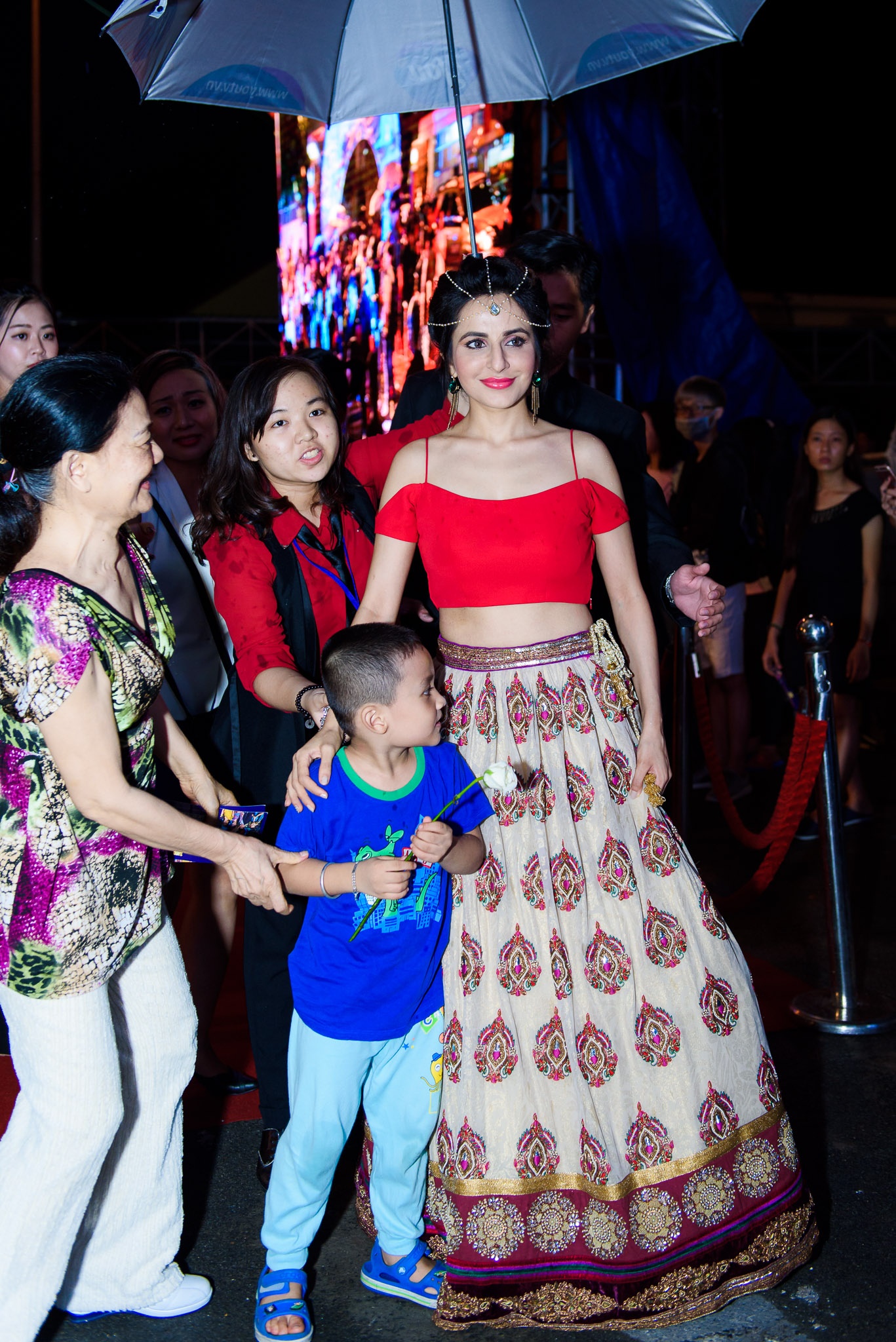 Dien vien Co dau 8 tuoi sang Viet Nam anh 5