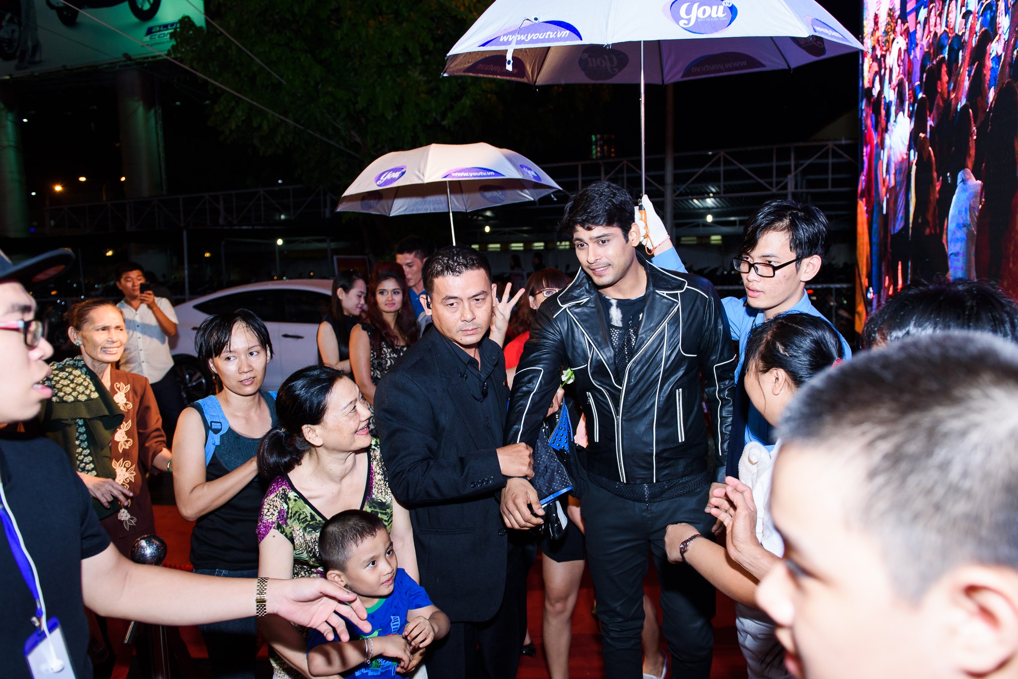 Dien vien Co dau 8 tuoi sang Viet Nam anh 3