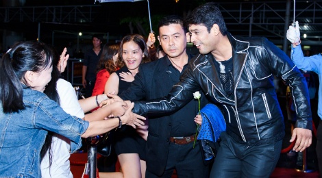 Dan sao 'Co dau 8 tuoi' duoc san don tren tham do o TP HCM hinh anh