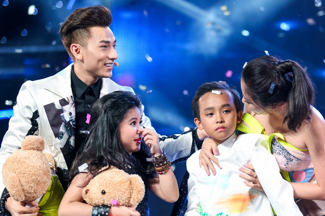 Me Ho Van Cuong nac nghen khi con trai tro thanh quan quan hinh anh