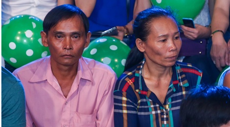 Ba me Ho Van Cuong len Sai Gon co vu con trai thi hat hinh anh