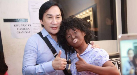 Vo cu ca si Thai Chau ho tro con gai nuoi Kim Tu Long hinh anh