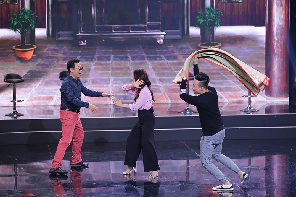 Tap 2 Bi mat dem chu nhat anh 4