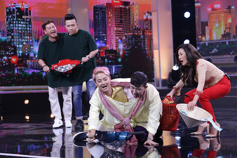 Tap 3 Bi mat dem chu nhat anh 2