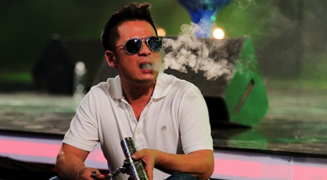 Bang Kieu vua hut thuoc lao, vua huong dan thi sinh Idol hinh anh
