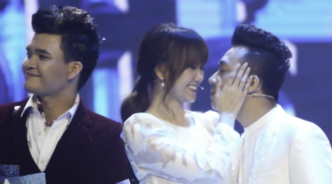 Tran Thanh hon Hari Won trong luc thi sinh nhan giai thuong hinh anh