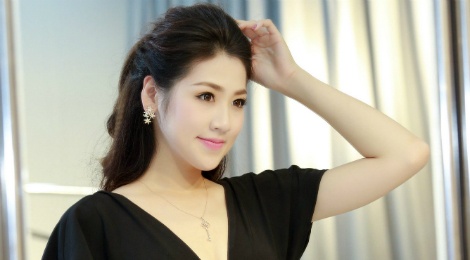 A hau Tu Anh du su kien sau khi cong khai ban trai hinh anh