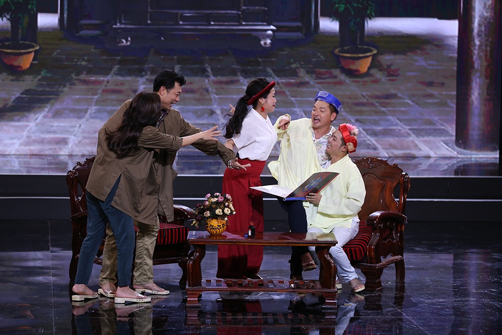 Tap 4 Bi mat dem chu nhat anh 13