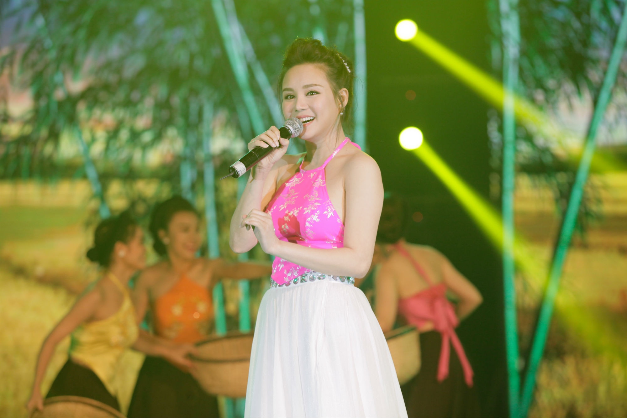 Vy Oanh ca hat tro lai sau sinh anh 2