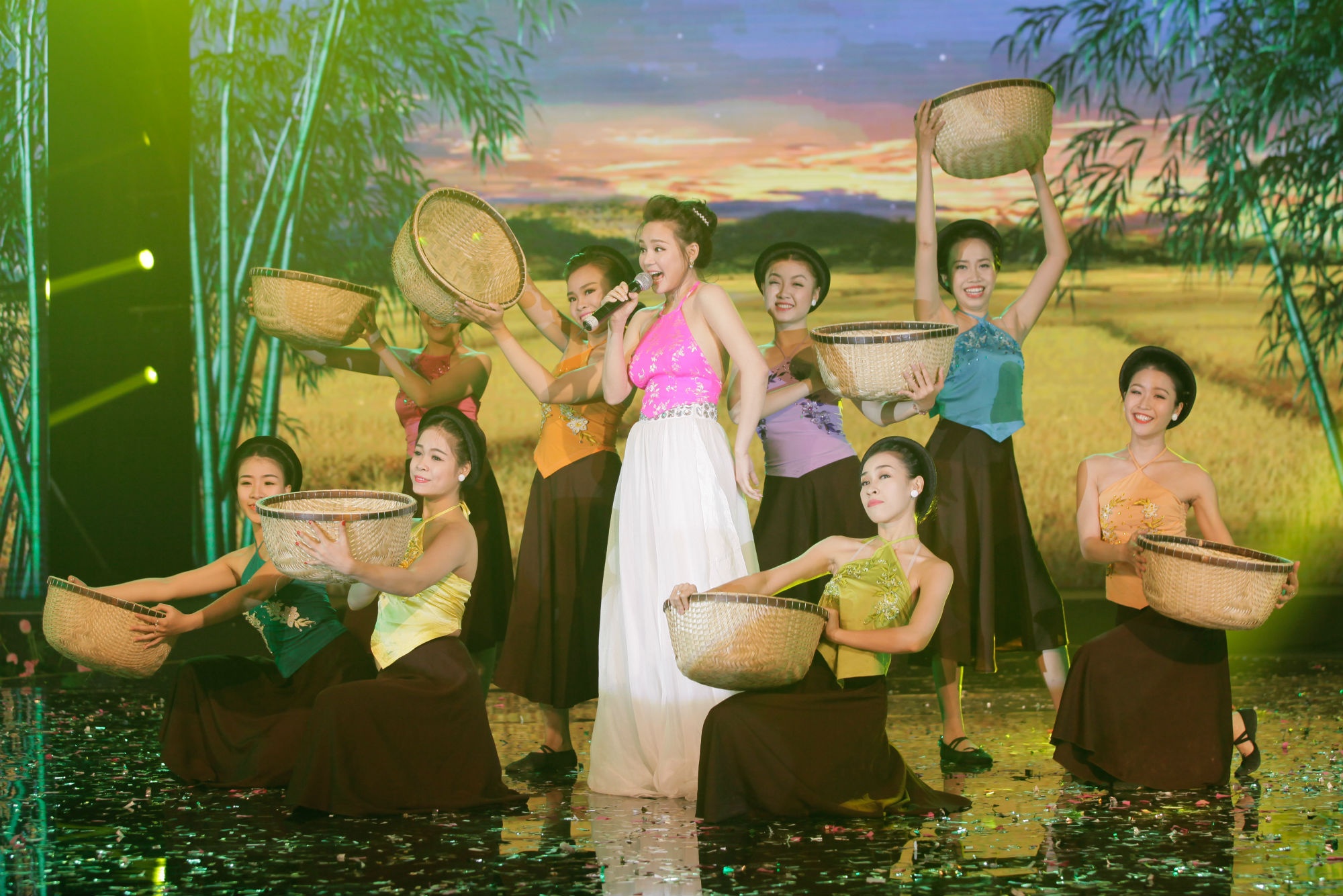 Vy Oanh ca hat tro lai sau sinh anh 1