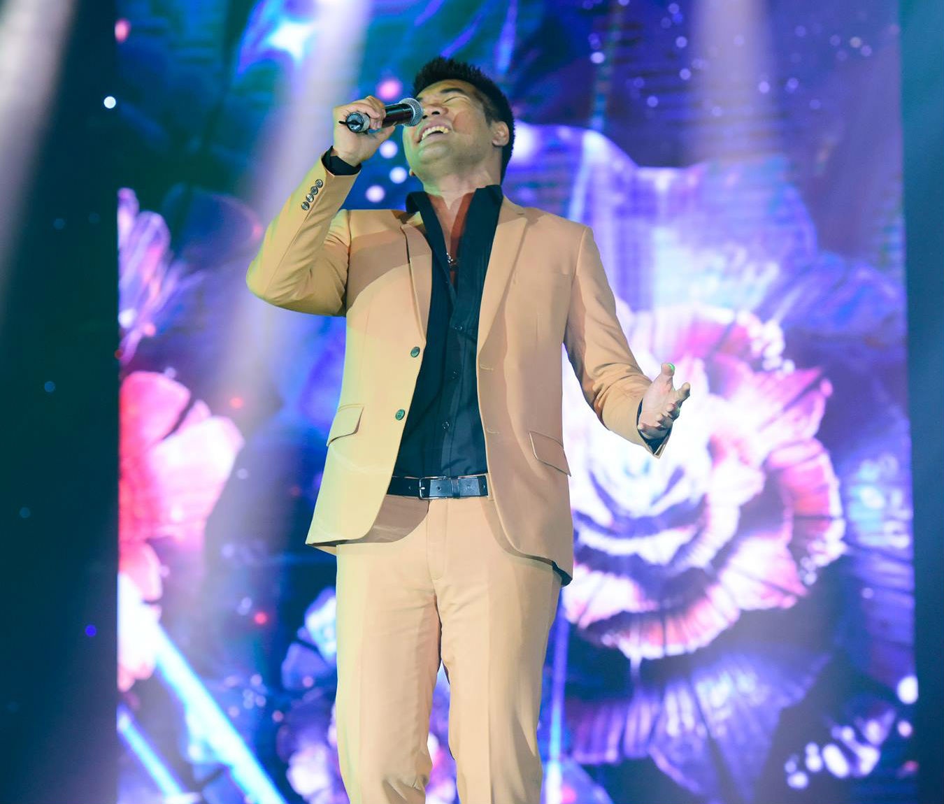 Vy Oanh ca hat tro lai sau sinh anh 6