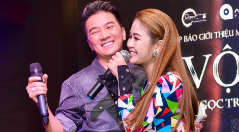 Dam Vinh Hung xuat hien chop nhoang tai hop bao cua hoc tro hinh anh
