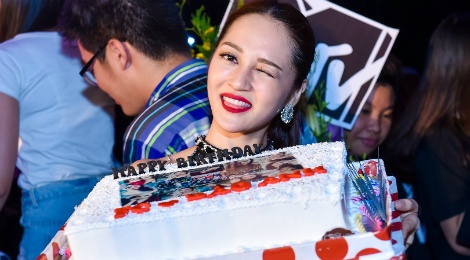 Bao Thy mung sinh nhat cua Bao Anh tren san khau hinh anh