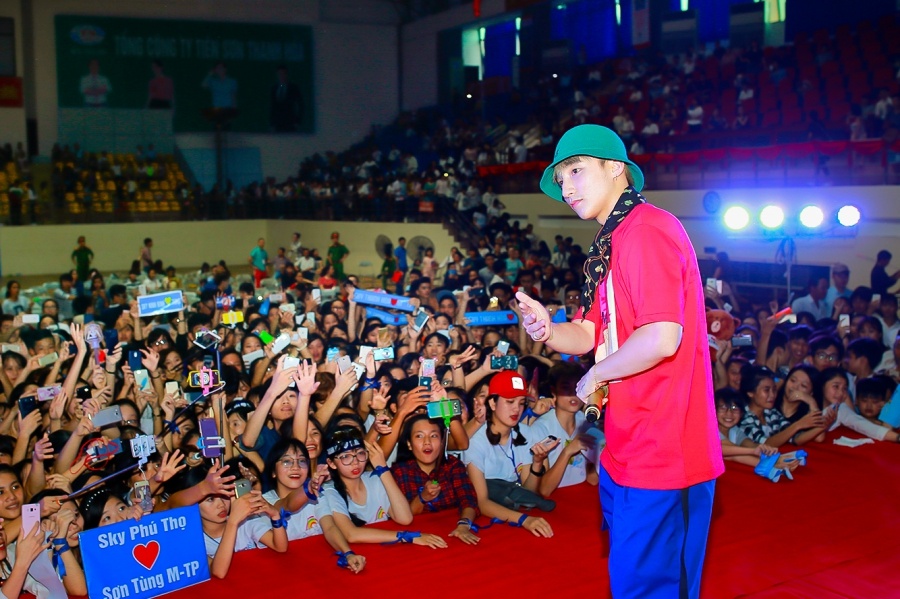 Son Tung MTP to chuc sinh nhat anh 2