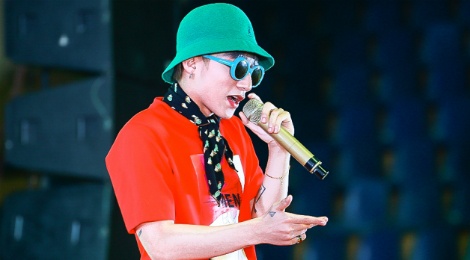 Son Tung M-TP lung tung truoc cau hoi nhay cam cua fan nu hinh anh