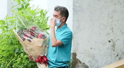 Mr. Dam den tham Minh Thuan ngay khi tu My ve Viet Nam hinh anh