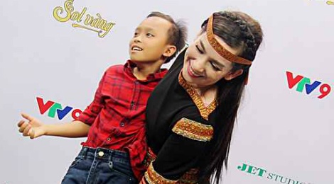 Ho Van Cuong theo me nuoi Phi Nhung den truong quay hinh anh