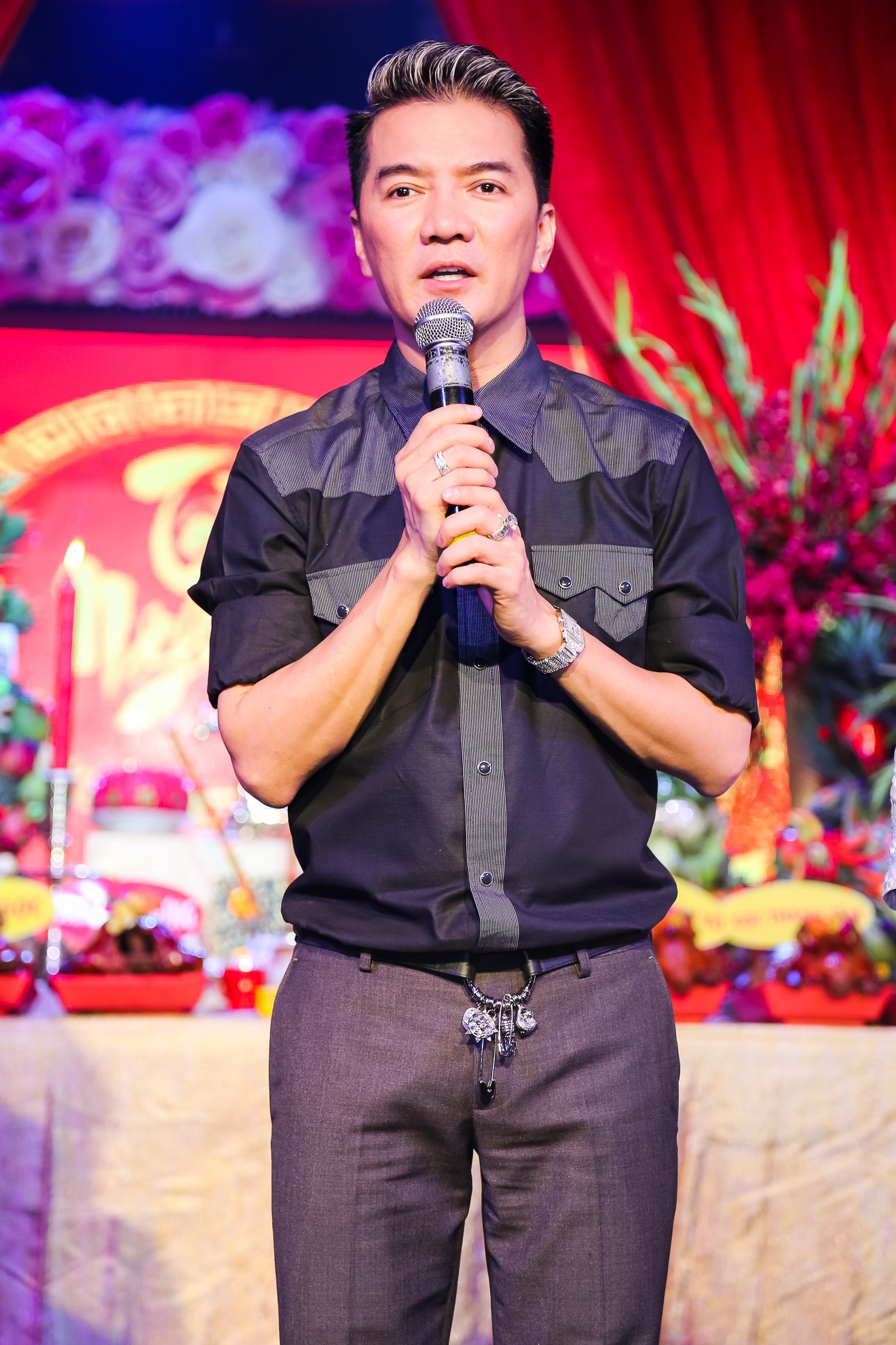 Đàm Vĩnh Hưng giỗ Tổ ở sân khấu ảnh 4 Dam Vinh Hung gio To o san khau anh 4