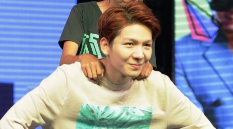 Khoi My va 'ban trai tin don' hat sai loi khi giao luu hinh anh