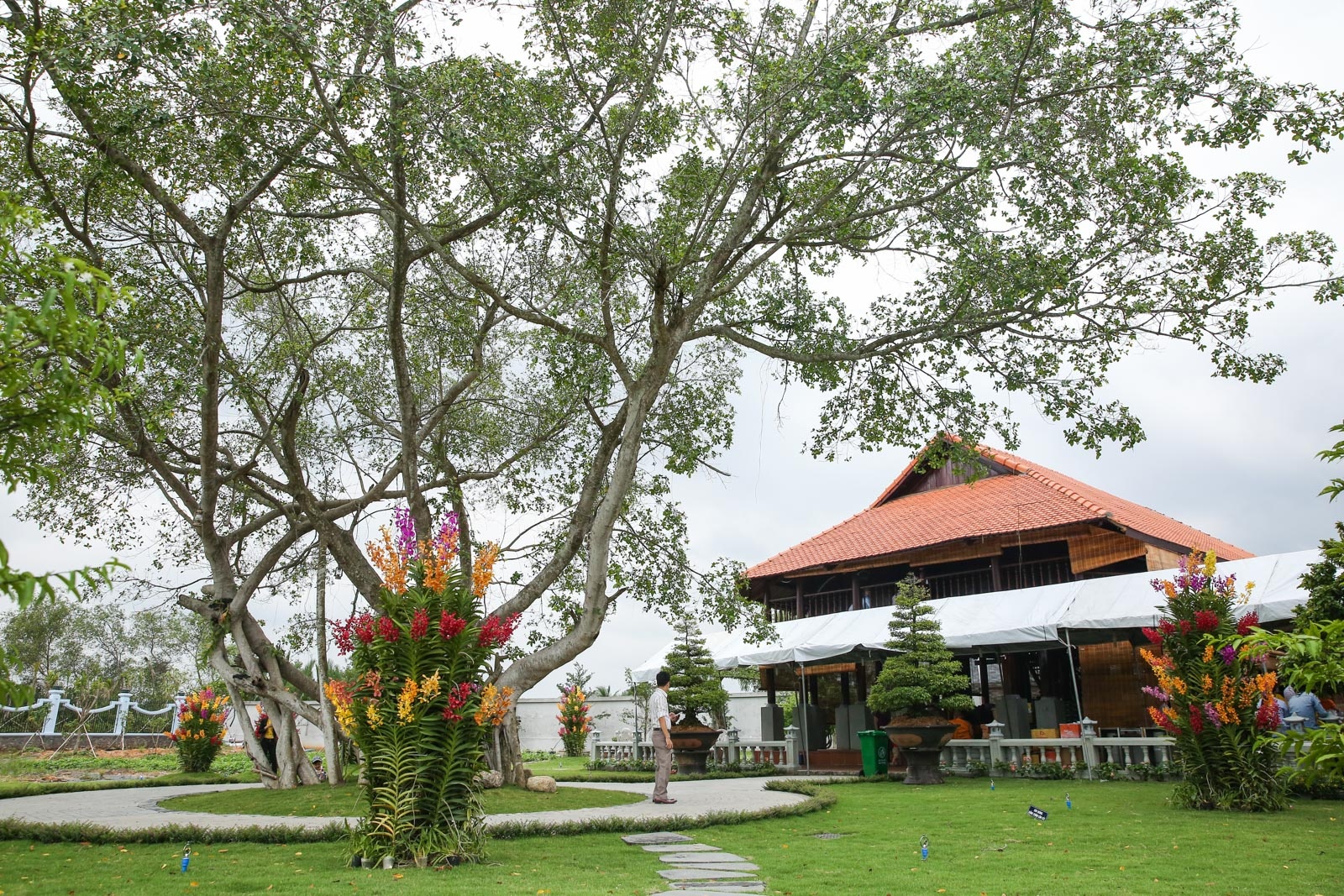 Nhà thờ Tổ của Hoài Linh ảnh 5 Nha tho To cua Hoai Linh anh 5