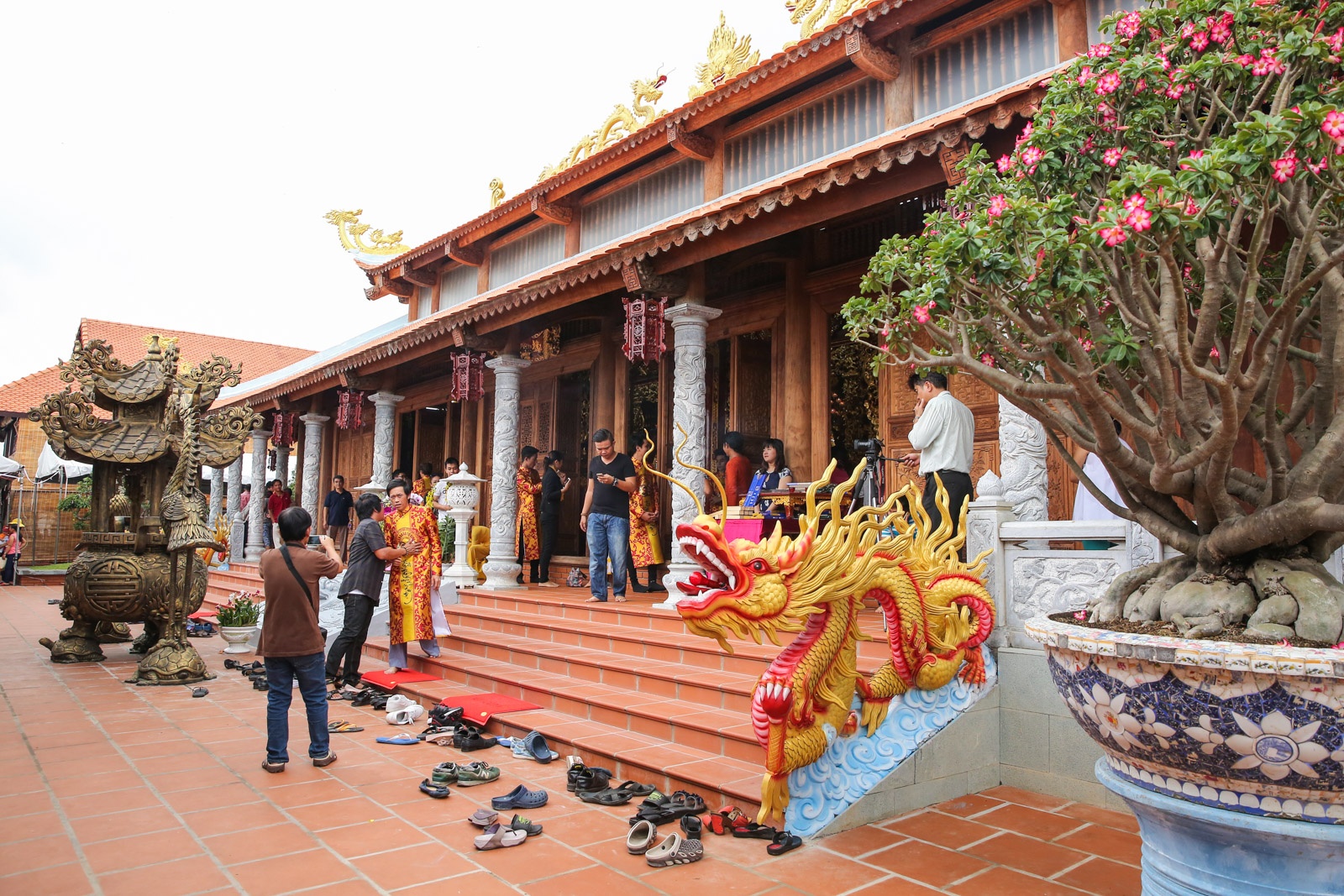 Nhà thờ Tổ của Hoài Linh ảnh 7 Nha tho To cua Hoai Linh anh 7