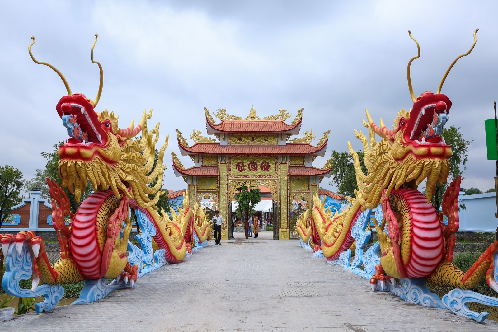 Nhà thờ Tổ của Hoài Linh ảnh 1 Nha tho To cua Hoai Linh anh 1