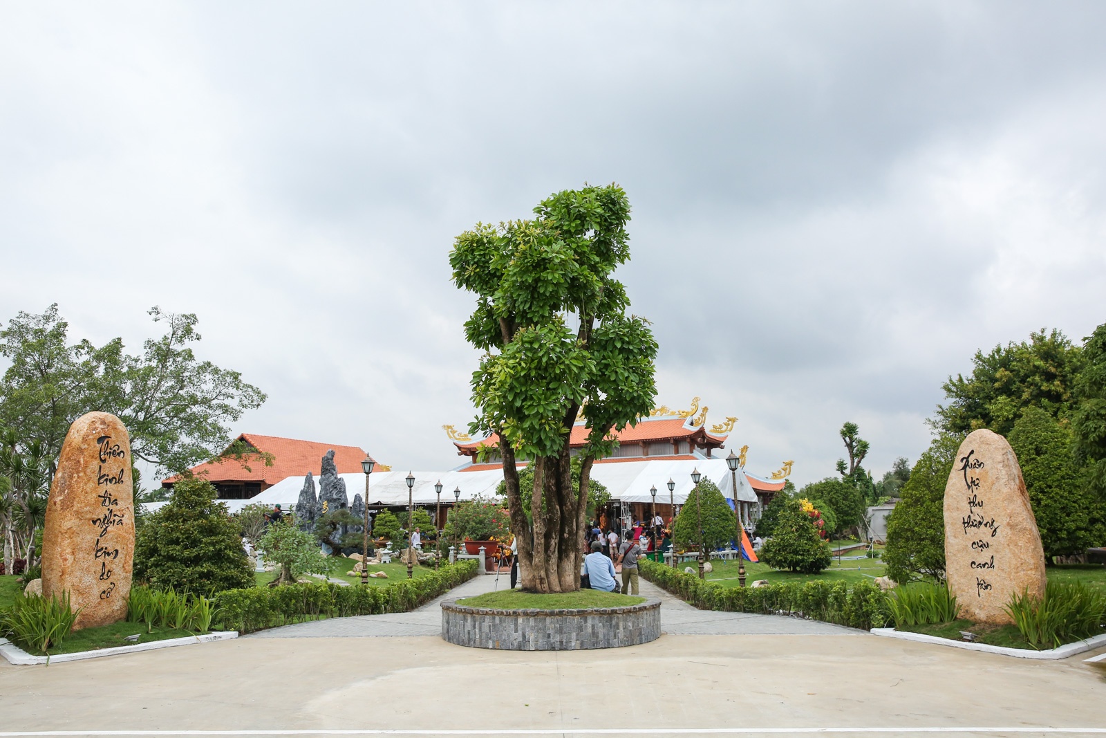 Nhà thờ Tổ của Hoài Linh ảnh 2 Nha tho To cua Hoai Linh anh 2