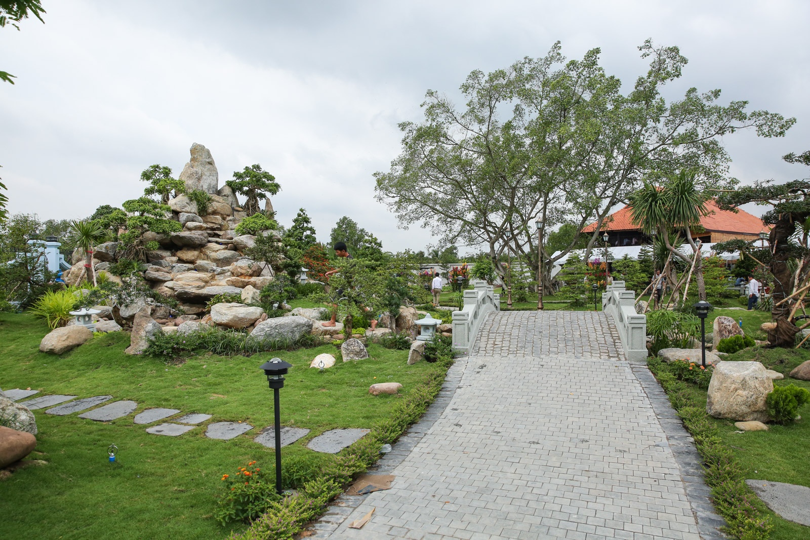 Nhà thờ Tổ của Hoài Linh ảnh 3 Nha tho To cua Hoai Linh anh 3