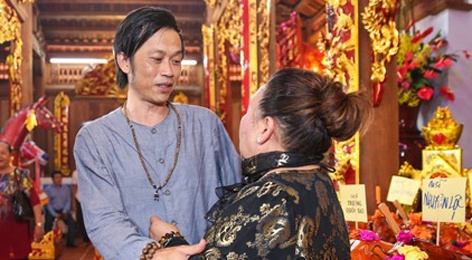 Hoai Linh mo cong Nha tho To don nghe si Viet va nguoi dan hinh anh