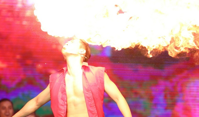 Con nuoi Hoai Linh phun lua hinh anh