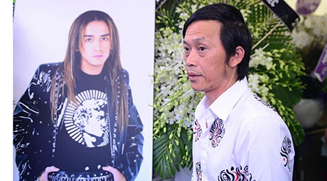 Hoai Linh den le tang cau nguyen cho Minh Thuan hinh anh