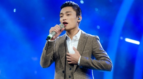 Hot boy Vietnam Idol bi che cuoi vi noi tieng dia phuong hinh anh