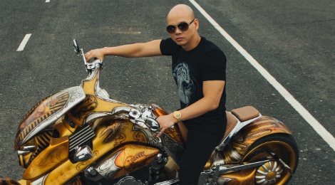 Phan Dinh Tung cuoi moto tien ty trong MV hinh anh