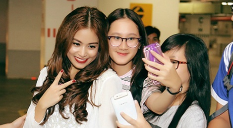Hoang Thuy Linh duoc fan vay quanh o cuoc thi nhay hinh anh