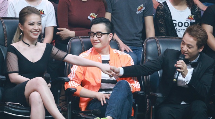 Thuy Tien lam kho cac dong nghiep hinh anh