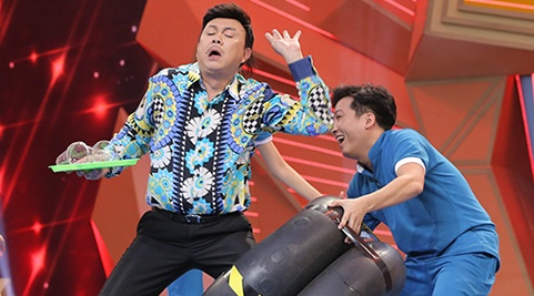 Van Son - Vu Ngoc Anh bi phat ngam nuoc da hinh anh