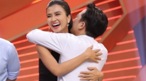 Truong Giang om chat Kim Tuyen trong game show hinh anh