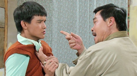 Vo Thanh Hoa bi cha ruot danh khi dien chung hinh anh