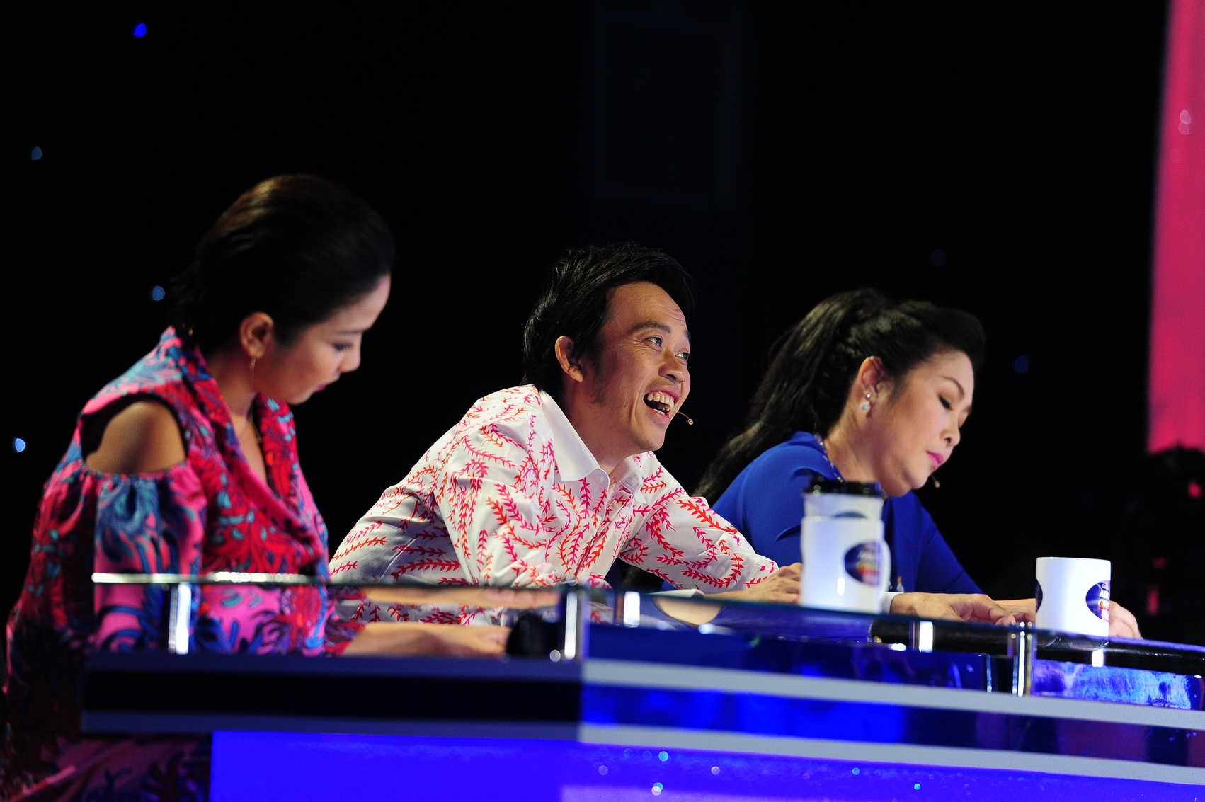 Hoai Linh cuoi nghieng nga nghe Le Giang hat tieng Anh hinh anh