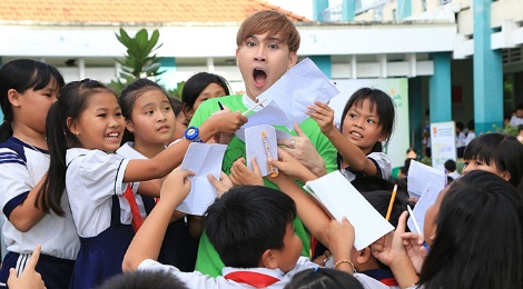 Nguyen Vu vui voi 500 hoc sinh ngheo o TP.HCM hinh anh