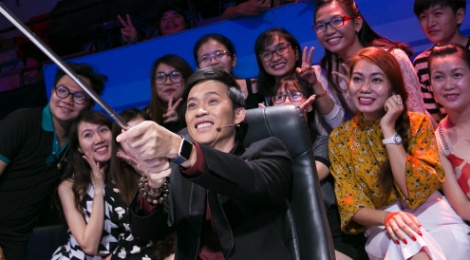 Hoai Linh chup anh selfie voi fan o On gioi, cau day roi hinh anh