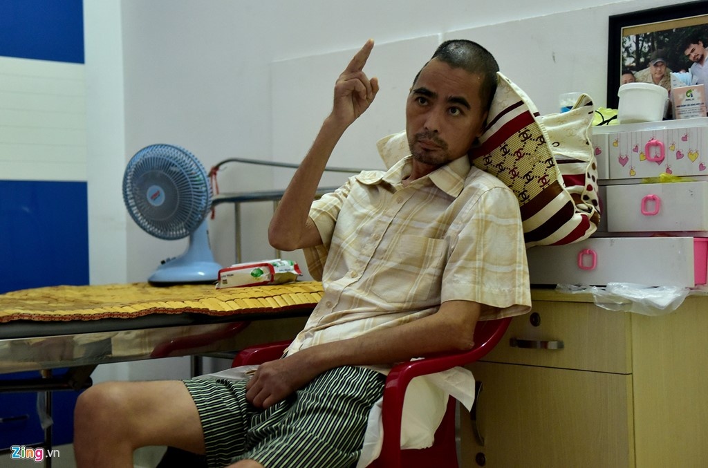 Dien vien Nguyen Hoang bi tai bien anh 1